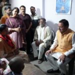 मुख्यमंत्री पुष्कर सिंह धामी खटीमा भ्रमण के दौरान पंजाबी कॉलोनी में स्व. विवेक रघुवंशी आवास पर पहुँच कर उनके निधन पर जताया शोक