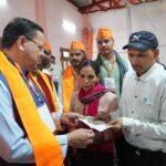 मुख्यमंत्री धामी ने दिवंगत सोमेंद्र सिंह बोहरा के परिजनों को सौंपी ₹10 लाख की सहायता राशि