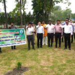 जिलाधिकारी नितिन सिंह भदौरिया ने कार्यालय परिसर में पौधा रोपण किया