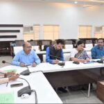 जिलाधिकारी मयूर दीक्षित के निर्देशन में खाद्य सुरक्षा विभाग की बड़ी कार्रवाई, बिना लेबल के सॉस की 351 बोतलें मौके पर सीज