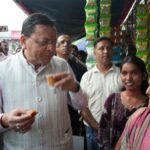 मुख्यमंत्री धामी ने लोकल फॉर वोकल को दिया बढ़ावा, मेलाघाट सड़क में पैदल चलकर मिलन डेरी में पी चाय।