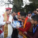 मुख्यमंत्री पुष्कर सिंह धामी जी को लेखक ने भेंट की पुस्तक “हे राम”