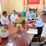 जिलाधिकारी ने ली वर्चुअल मासिक समीक्षा बैठक, लापरवाह अधिकारियों का स्पष्टीकरण तलब