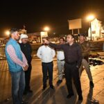 आगामी कुंभ मेले के दृष्टिगत रात्रि के समय चल रहे निर्माण कार्यों पेंटिंग एवं घाटों का सौंदर्यीकरण कार्यों का जायजा लेने देर रात्रि धरातल पर पहुंचे जिलाधिकारी मयूर दीक्षित